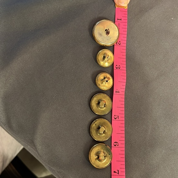 Lot of 5 vintage gold tone metal buttons - Picture 5 of 5